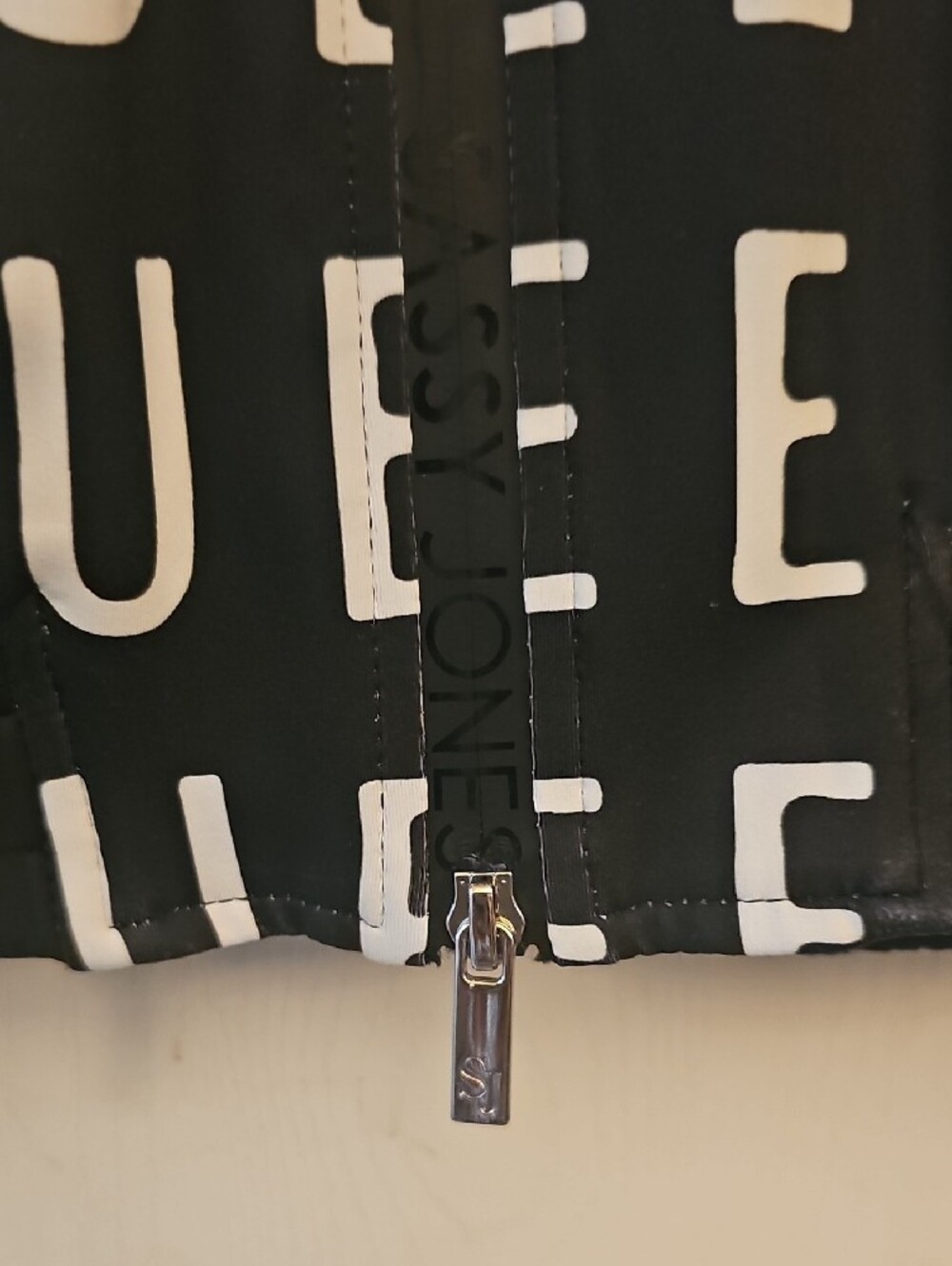 Sassy Jones Queen Jogger Jacket - Picture 2 of 6